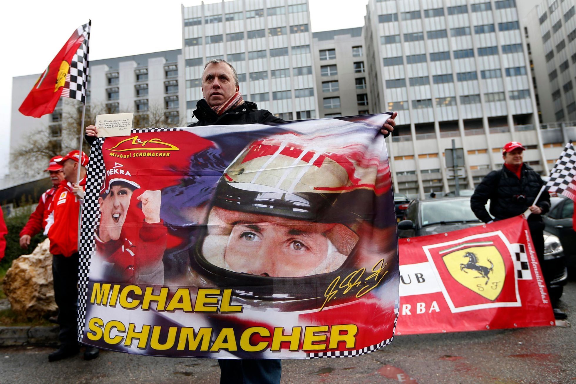 Fanoušci Ferrari před nemocnicí v Grenoblu, kde leží Michael Schumacher (Philippe, fanoušek z Lyonu)