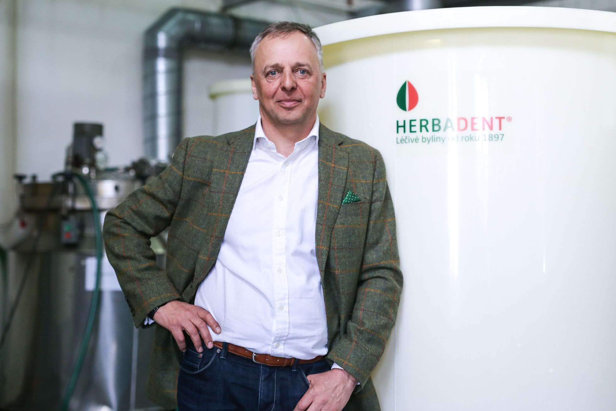 Výrobní hala firmy Herbadent a jejich produkty