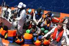 Evropské lodě zachránily o víkendu téměř 6000 běženců