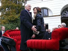 Prezidentský pár se svezl i v kočáru. Ostatně v topolčianké konírně je stále i ten, co vozil prezidenta Masaryka