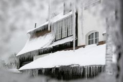Českem se prožene vichr, na horách nasněží až 30 cm