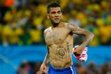 Jestli se dá o některých sportovcích říct, že mají rádi tetování, jsou to fotbalisté. Daniel Alvés vypadá jako obrázek.