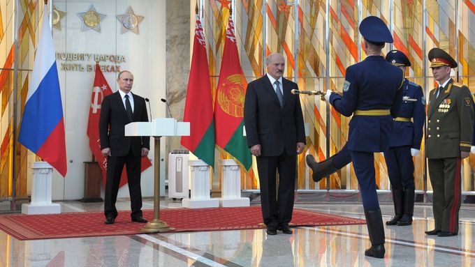 Lukašenko a Putin při oslavách 70 let běloruské nezávislosti.