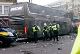 "Nebylo to vůbec hezké, rozbili nám autobus," popsal britským médiím situaci kapitán hostů Wayne Rooney.