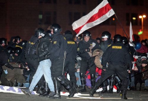 Běloruští policisté odvádějí demonstranty