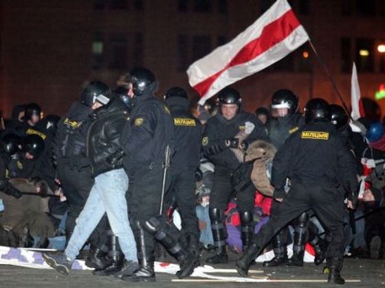 Infobox Běloruští policisté odvádějí demonstranty