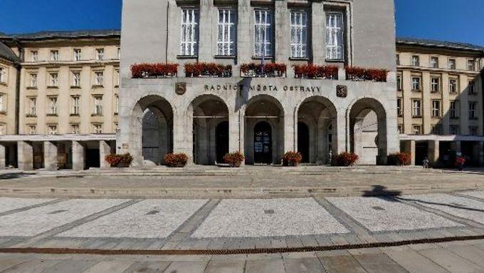 Ostravský magistrát (budova na snímku) vedený koalicí ČSSD a ODS se zdražováním jízdného ve městě souhlasí. Stejně, jako krajský úřad řízený koalicí sociálních demokratů s komunisty