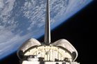 Na pozadí vesmírné černi vyfotil americký kosmonaut část vesmírného plavidla Endeavour - v záběru je například vertikální stabilizátor.