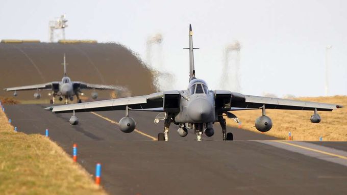Britské stíhací letouny Tornado se začínají připravovat na možnou akci proti Kaddáfímu