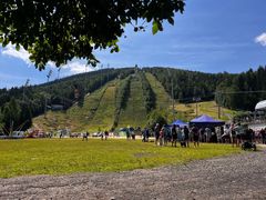 Velké můstky v Harrachově (vlevo K120, uprostřed mamutí)