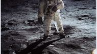 NASA, Buzz Aldrin na Měsíci, 20. července 1969. V roce 1969 přistálo Apollo 11 na měsíci. Dodnes však existují lidé, kteří tvrdí, že je to podvod, který NASA vytvořila ve svých studiích. O filmovém záznamu Aldrina, který pochoduje po Měsíci, se zase tvrdí, že je dílem režiséra Kubricka. Díky kameře, kterou byla vesmírná loď vybavena, sledovaly přenos záběrů z Měsíce milióny diváků.