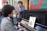 Kavárník Ondřej Kobza vytáhl jedno ze svých pian na ulici a pozval si snědého hudebníka.