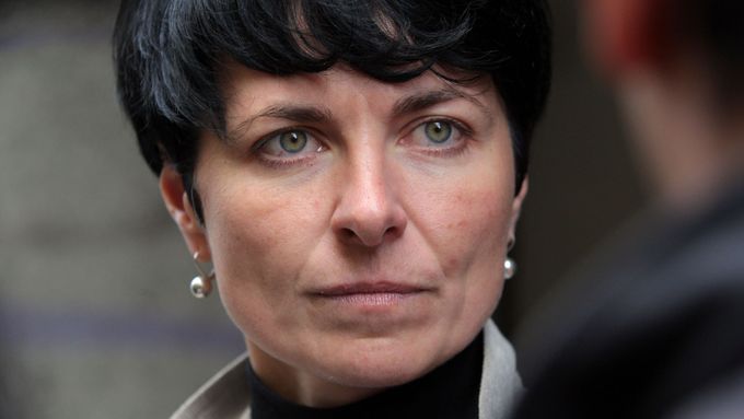 Navenek pražská vrchní státní zástupkyně Lenka Bradáčová spor s protikorupční policií vyhrála. Podle znalců se však zároveň stala lovnou zvěří.
