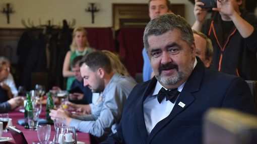 Druhý den druhého kola voleb do Senátu ve volebním obvodu Liberec. Chrastavský starosta Michael Canov (STAN) sleduje výsledky 15. října v Liberci.