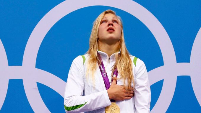 Litevská plavkyně Ruta Meilutyteová zpívá dojatě hymnu se zlatou medailí na krku za vítězství v prsařském závodě na 100 metrů