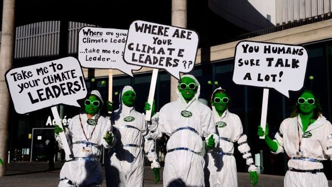 Bojte se s námi. Klimatičtí aktivisté převlečení za mimozemšťany žádají opatření na ochranu planety. Barcelona, 6. listopad 2009.