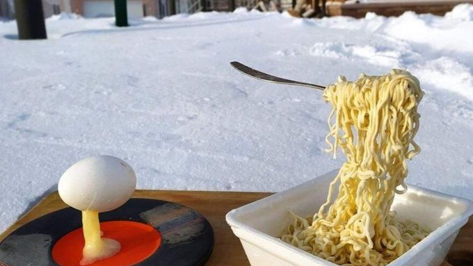Rusům mrznou nudle i vejce. Výzva už patří k tradiční ruské zábavě
