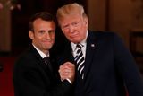 "Mám ho moc rád," prohlásil Trump na Macronovu adresu poté, co na úvod tiskové konference francouzský prezident po klasickém potřesení pravicí přešel na stisk rukou.