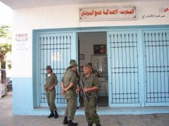 Vojáci před volební místností v Bizerte na severu Tuniska.