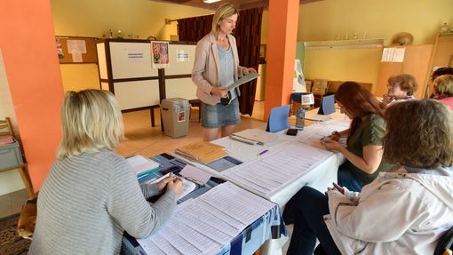 Volební komise napříč Českou republikou teď čeká sčítání hlasů.
