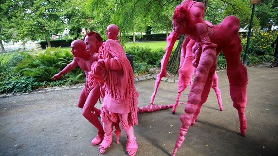 Invaze! V ulicích Plzně se toulají růžoví ufouni