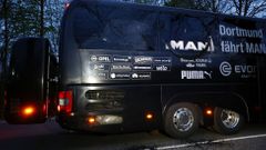 Autobus s hráči byl zasažen nedaleko hotelu, kde byli před zápasem na soustředění.