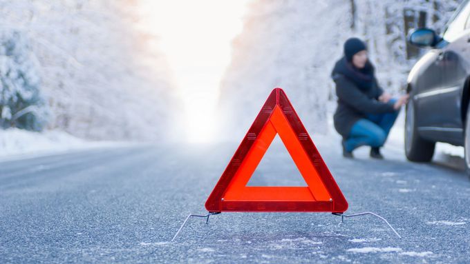 Opatrní by měli být řidiči hlavně na horských silnicích, kde je ujetá vrstva sněhu, tvoří se tam zmrazky. (Ilustrační foto)