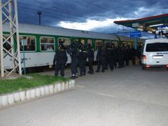 Místním policistům končí práce: ostravští fanoušci odjíždějí vlakem z Hradce Králové