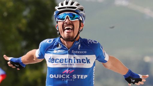Julian Alaphilippe slaví vítězství ve třetí etapě Tour de France 2019