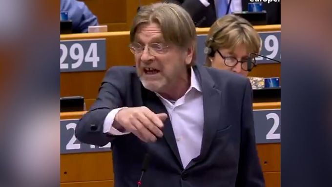 „Je mi zle z toho, co se děje na Ukrajině,“ obořil se europoslanec Guy Verhofstadt na Evropskou radu.