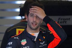 Ricciardo a Pérez byli podle nového pravidla potrestáni za neúčast při hymně