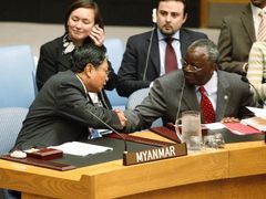 Barma (Myanmar) představuje pro mezinárodní společenství, kde řada zemí nadále tvrdě obhajuje princip nevměšování se do vnitřních záležitostí suverénních států, tvrdý oříšek