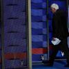 Bývalý kandidát na prezidenta Bernie Sanders opouští pódium na Demokratickém sjezdu