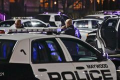 Útočník vjel ukradeným policejním autem do čekárny nádraží v New Jersey, nikoho nezranil