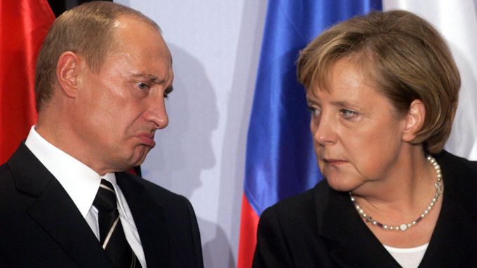 Ruský prezident Vladimir Putin s německou kancléřkou Merkelovou.