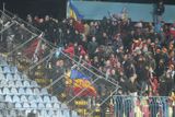 Chuligáni prolomili plot sektoru pro hosty a pronikli na vedlejší tribunu stadionu Pasienky...