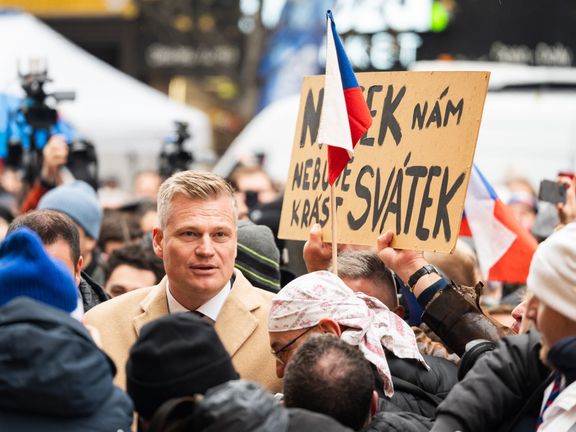 Motoristický poslanec Filip Turek se na Národní třídě dočkal hlasitého pískotu a nadávek. Reagoval na ně tak, že si všechny natáčel na mobil a fotil si selfie.
