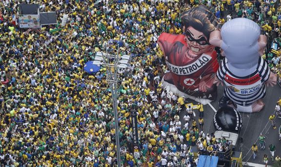 Pohled z výšky na demonstraci proti brazilské prezidentce Dilmě Rousseffové v Sao Paulu.