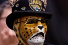 Zámořská NFL se naplno rozjela. Americký fotbal je v USA náboženstvím a fanoušci berou podporu svého týmu vážně. Jako třeba tento příznivec týmu Jacksonville Jaguars. Jaguár jako živý, že?