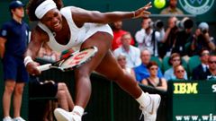 Serena Williamsová dobíhá míček ve finále Wimbledonu.