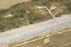 Unikátní záběry z výšky: Škoda musí odkládat na letiště tisíce aut bez homologace
