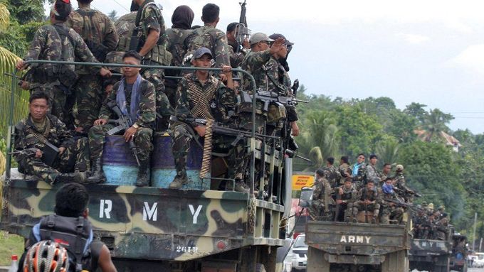 Filipínská armáda hlídkuje v provincii Lanao del Norte na ostrově Mindanao, kde došlo k obnovení násilností ze strany muslimských povstalců