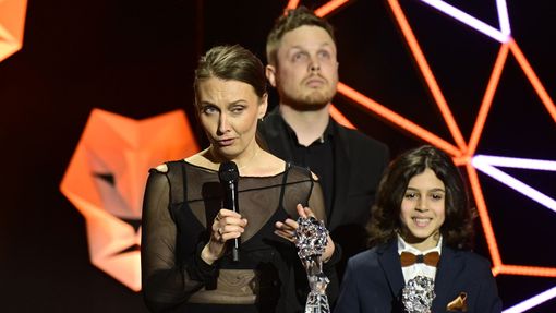 Pavla Janoušková Kubečková a Jakub Viktorín (vzadu) přebírají cenu za nejlepší animovaný film. Stal se jím titul Tonda, Slávka a kouzelné světlo.