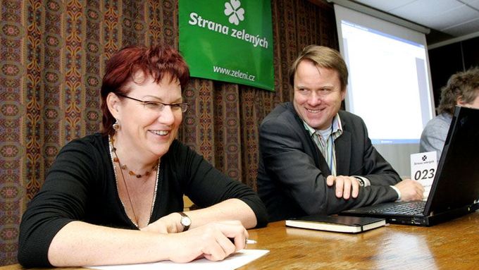Ministři Dana Kuchtová a Martin Bursík na začátku jednání Republikové rady Strany zelených. Na programu byla mimo jiné i debata o setrvání strany v koaliční vládě.