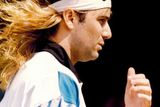 Podívejme se do historie. Americký tenista Andre Agassi byl jedním z prvních nositelů slavného účesu zvaného mullet.