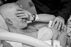 Dojemné fotky kojící matky podstupující chemoterapii obletěly svět. Syn jí pomohl zvládnout rakovinu
