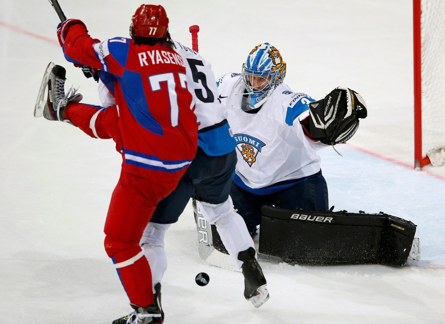 Hokej, MS 2013, Rusko - Finsko: Jevgenij Rjasenskij - Juha-Pekka Hytönen a Antti Raanta