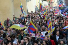 Číňané, kteří demonstrantce hodili tibetskou vlajku do Vltavy, nespáchali trestný čin
