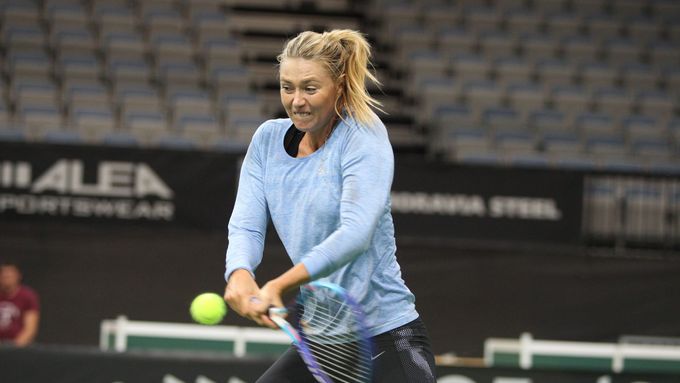 Podívejte se na fotogalerii z prvního tréninku hvězdy ruského týmu Marie Šarapovové před víkendovým finále tenisového Fed Cupu v Praze.