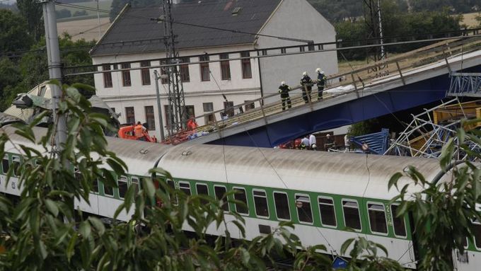 Nehodu, při níž do trosek zříceného mostu narazil vlak, nepřežilo osm lidí.